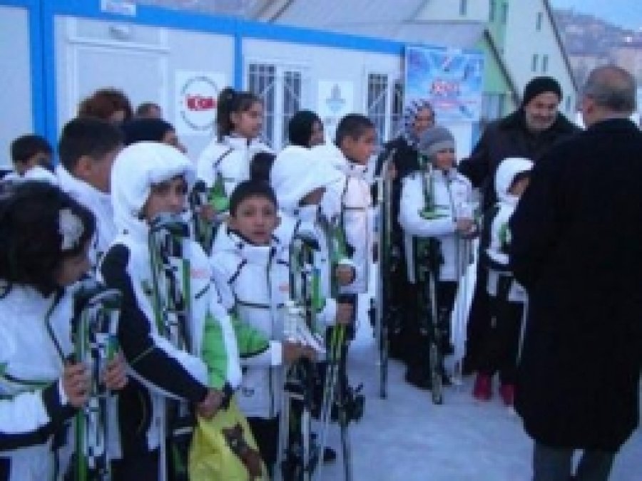 Bitlis'te 625 Kişiye Kayak Malzemesi Dağıtıldı