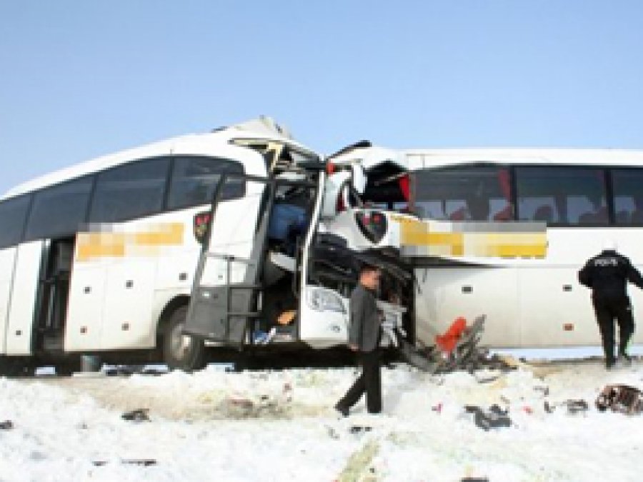 Otobüsler Kafa Kafaya Çarpıştı: 4 Ölü, 18 Yaralı