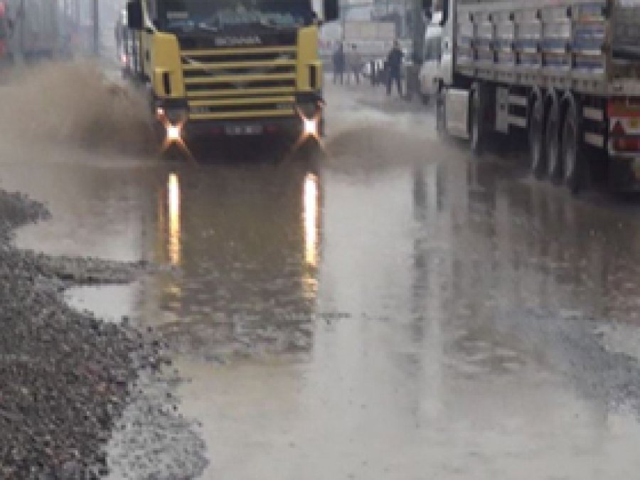 Bakımsız Cizre Caddeleri Göle Döndü