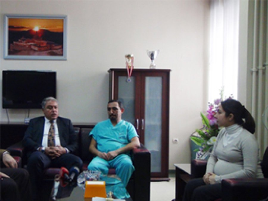 Ağrı Valisinden Darp Edilen Doktora Destek Ziyareti