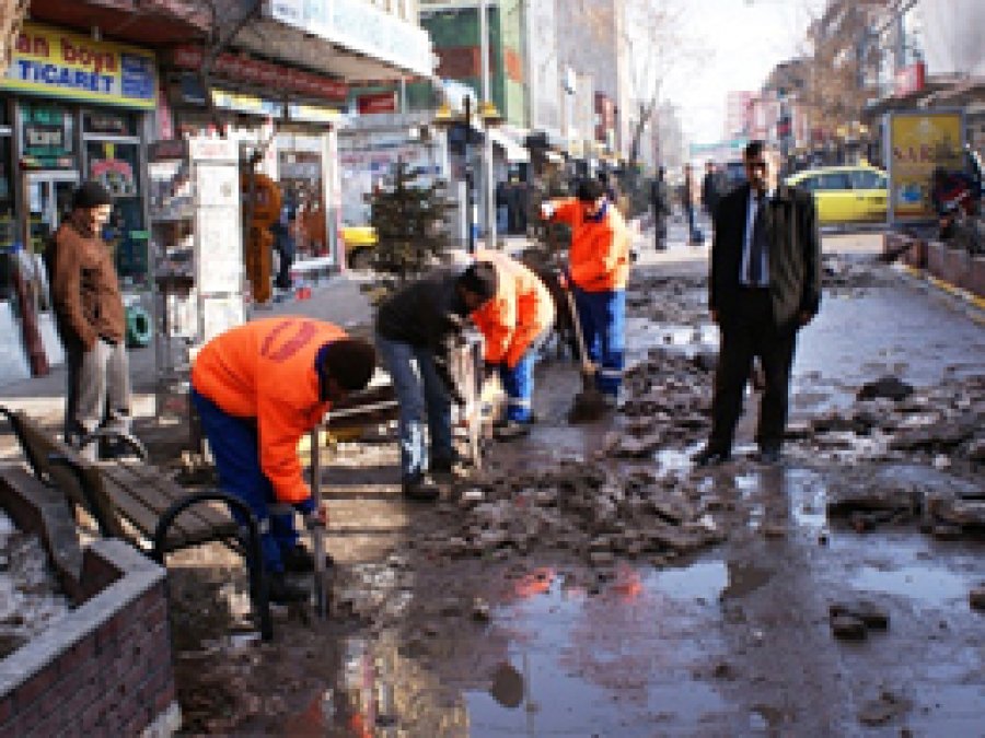 Seçimlerin Yaklaşması Belediyeleri İş Yapmaya Zorluyor