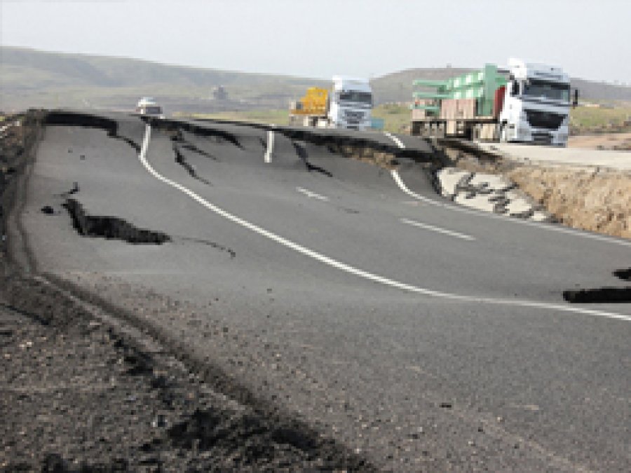 Cizre'de Yol Çöktü