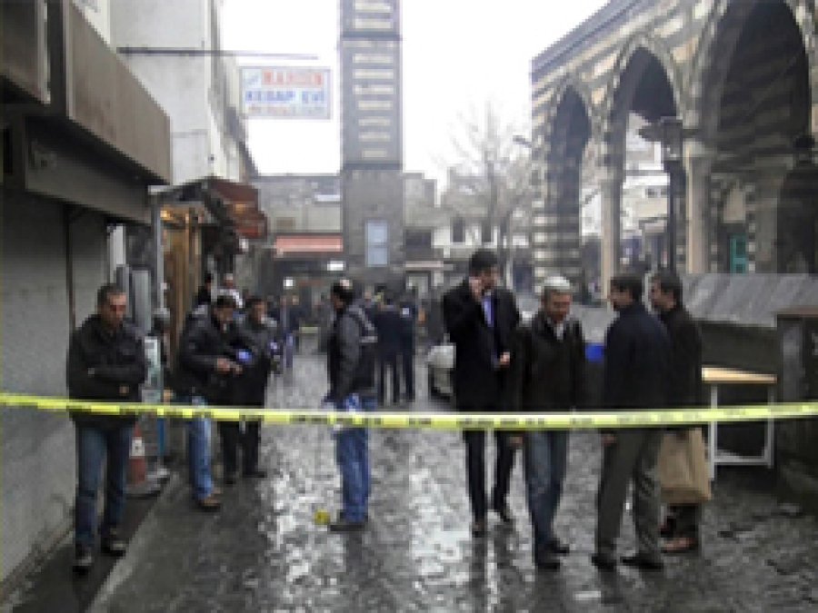 Diyarbakır'daki Arbedede Silahlar Konuştu
