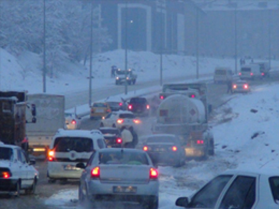 Bingöl'de Kar Yağışı Trafiği Felç Etti