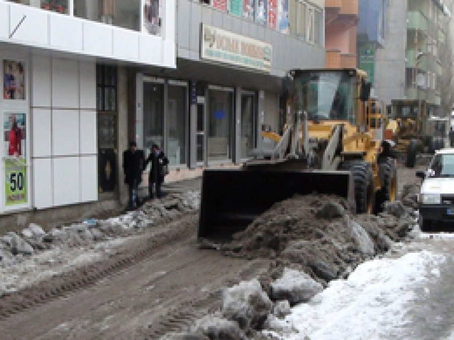 Ağrı'da Kar Temizliği ve Çığ Uyarısı