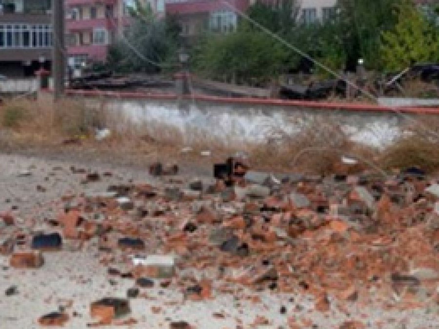 Elazığ'da Fırtına Çatıları Uçurdu