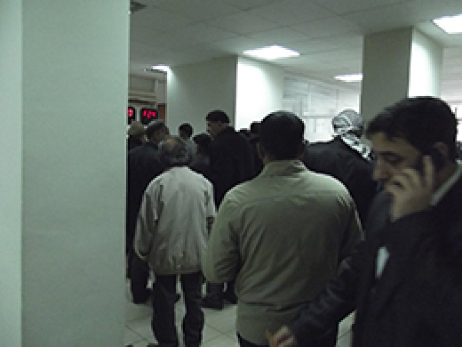 Bankada Kuyruk Çilesi