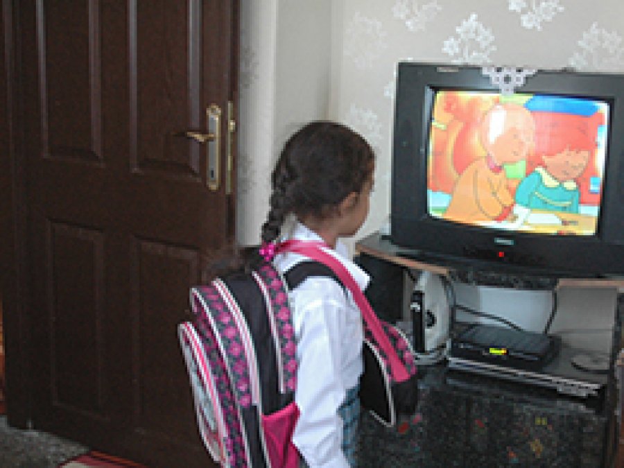 İki Yaş Altı Çocuklara Televizyonu Yasaklayın