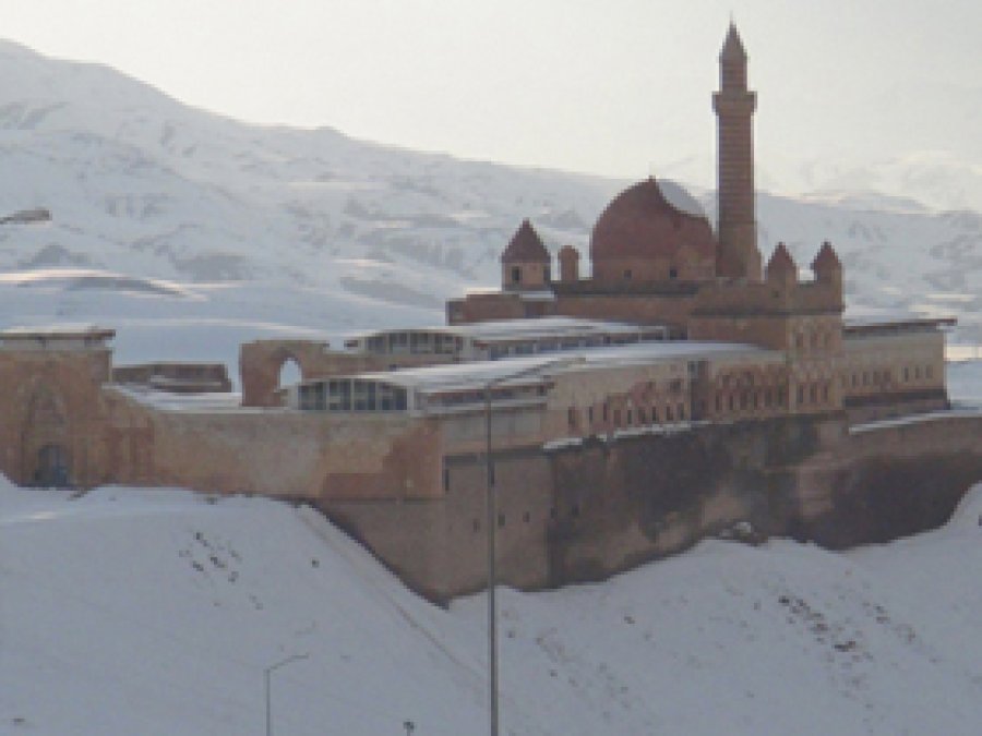 İshakpaşa Sarayı'nın Tarihi ve Heybeti