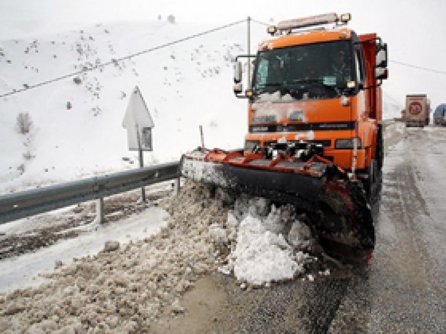 Kar Yolları Kapattı
