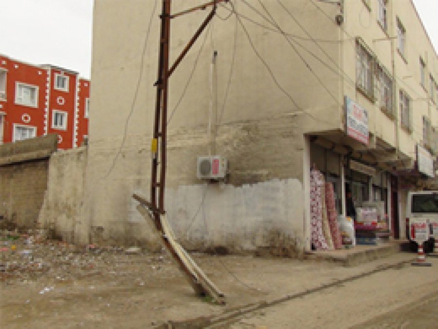 Kum Taşıyan Araç Elektrik Direğine Çarptı 