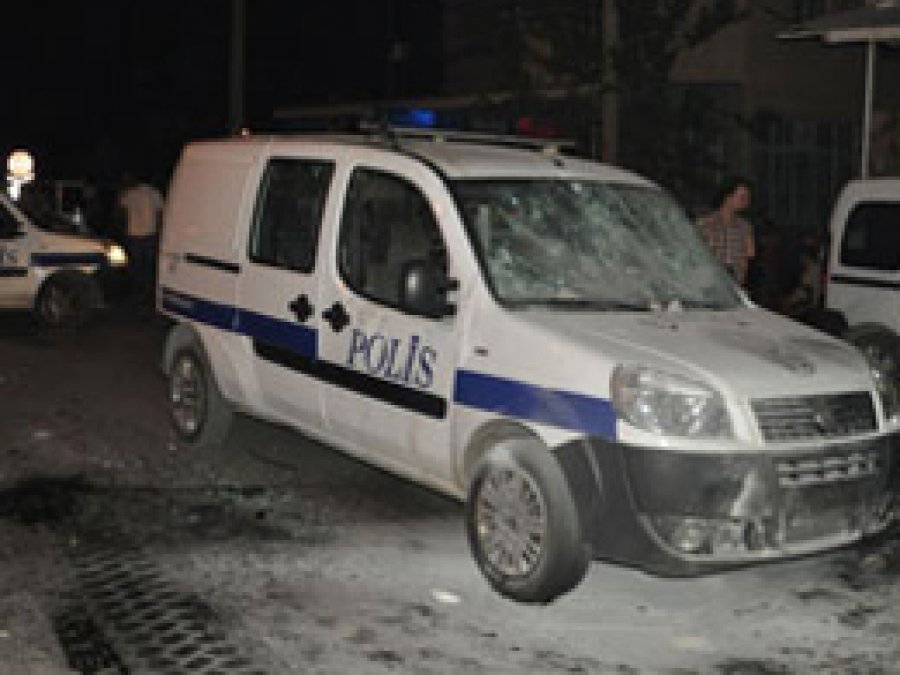 Diyarbakır'da Polis Aracına Molotflu Saldırı