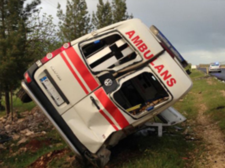 Ambulans Şarampole Yuvarlandı: 5 Yaralı