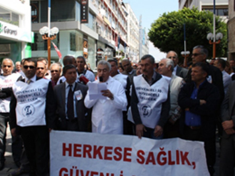 Mersin'de Sağlık Çalışanları Grevde