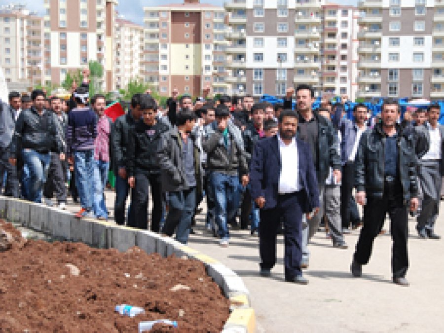 Yüzbinlerin Alana Akışı Sürüyor