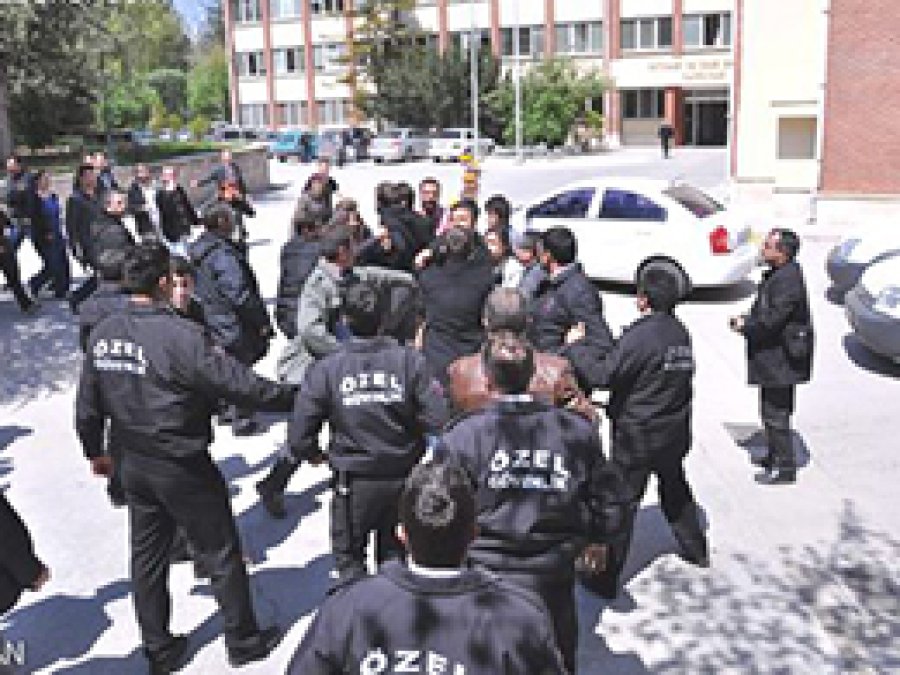 Üniversitede Kutlu Doğum Kavgası