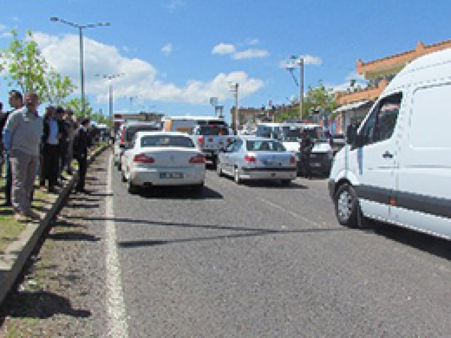 Mahalle Sakinleri Kaza Sonrasında Yolu Trafiğe Kapadı
