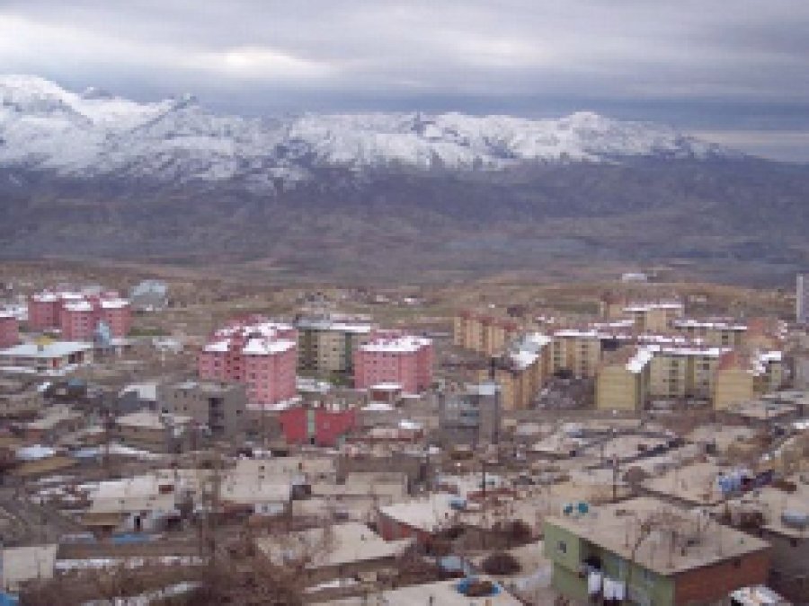 Kenger Toplarken Kayalardan Düştü