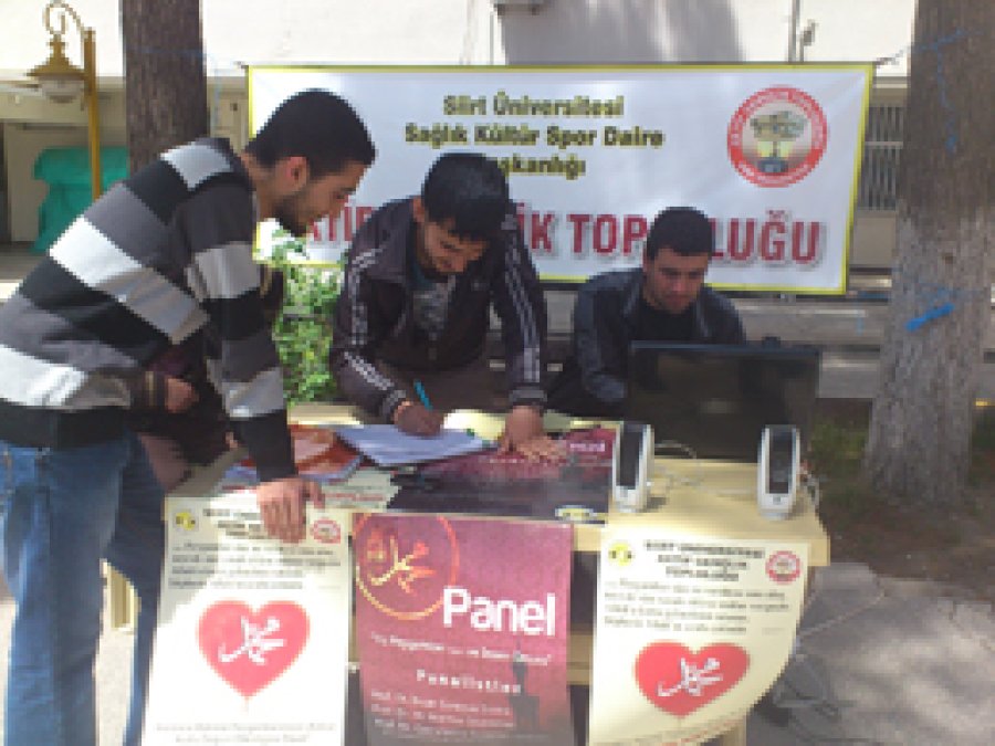 Öğrencilerden Kutlu Doğum Etkinliği İçin Stant