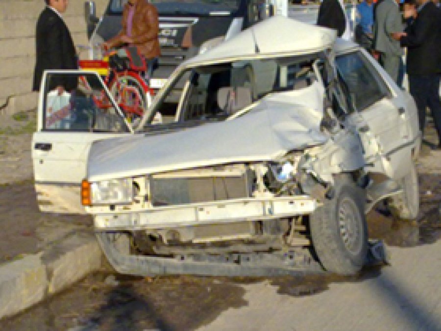 Erciş'te Trafik Kazası: 2 Yaralı