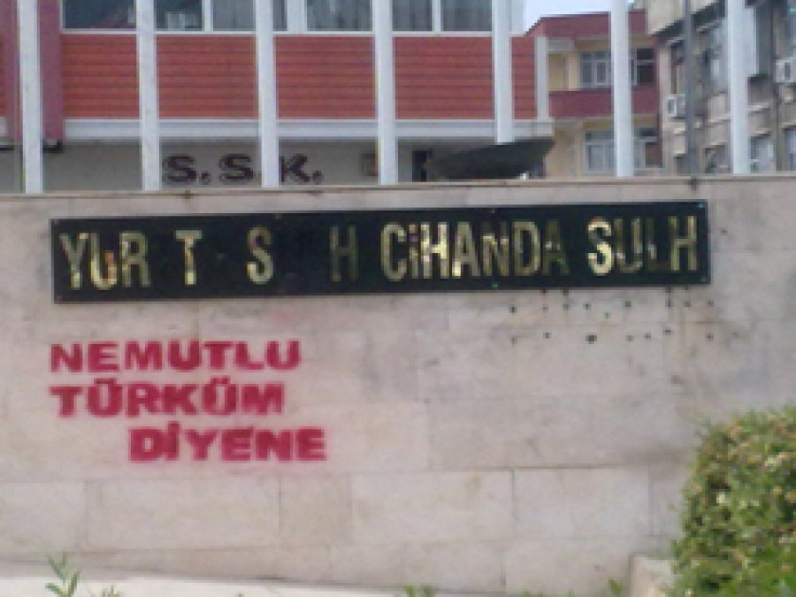 "Yurtta Sulh Cihan'da Sulh" Yazısı Tahrip Edildi