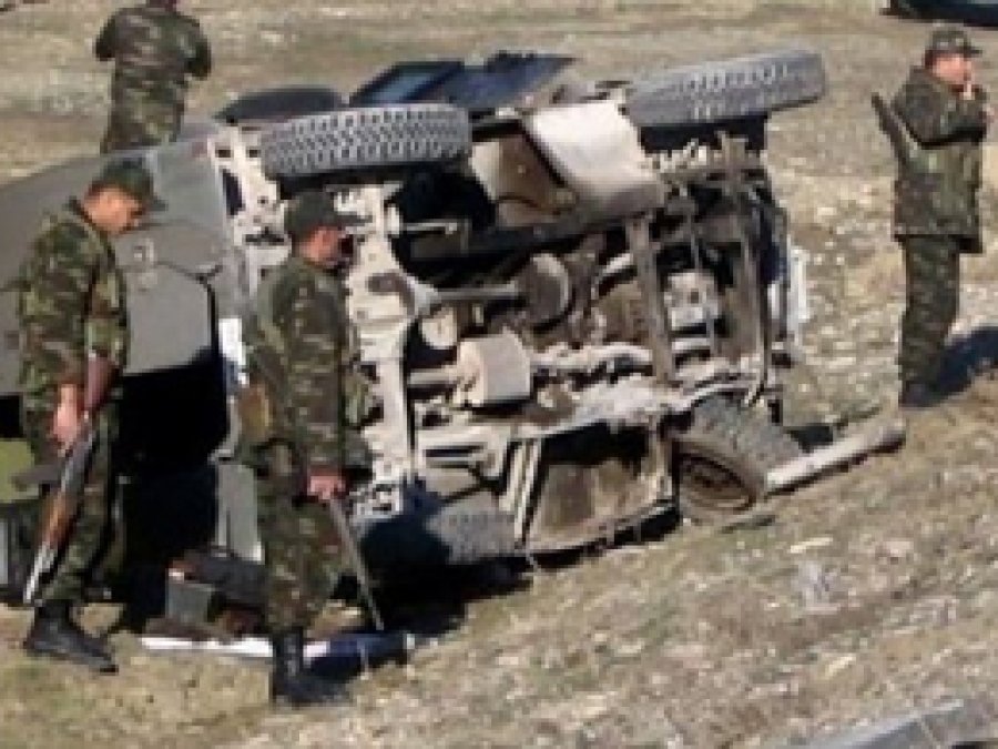 Şemdinli'de Askeri Araç Dereye Uçtu