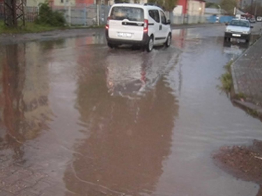 Yağmur Tatvan'ı Sular Altında Bıraktı