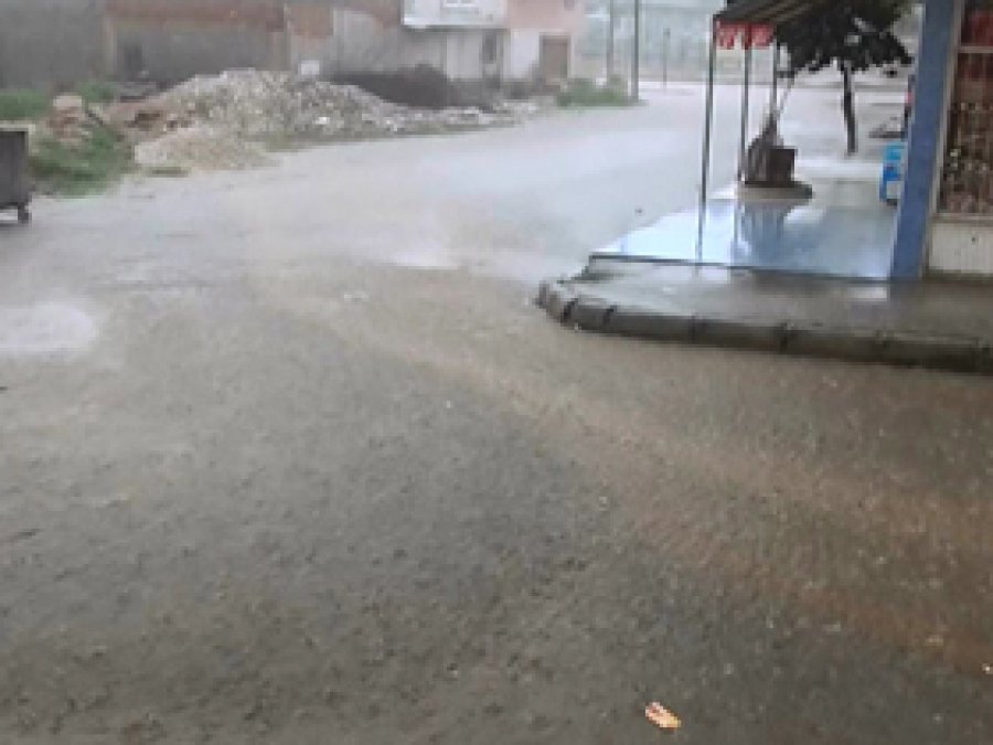 Sağanak Yağış Yolları Göle Çevirdi