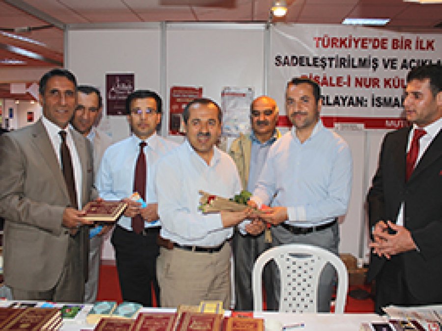 Vanlı Yazarlar Meslektaşlarını Fuarda Ziyaret Etti 