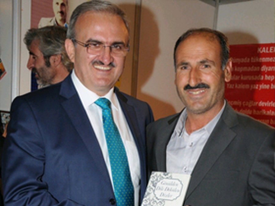 Vali Karaoğlu, İnşaat İşçisi Şairi Tebrik Etti