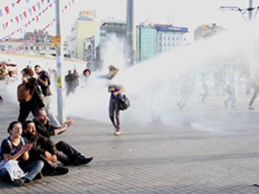 Gezi Parkı Gerginliğinde 12 Yaralı, 63 Gözaltı