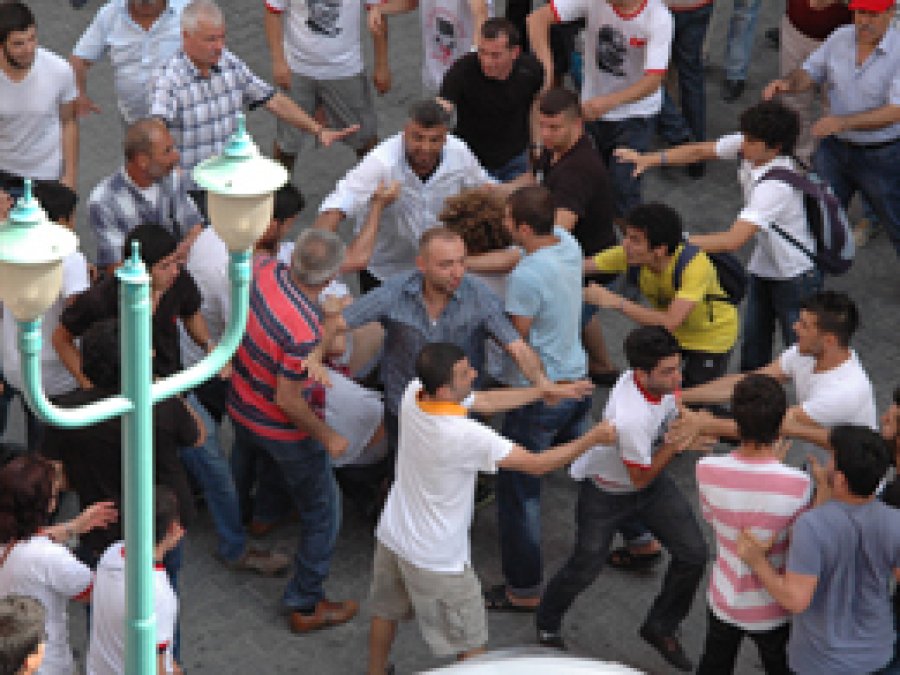 CHP'nin Taksim Protestosunda Kavga