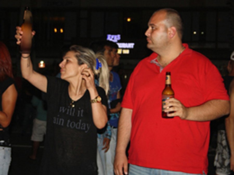 Mersin'de Alkol Alıp Yolu Kapattılar