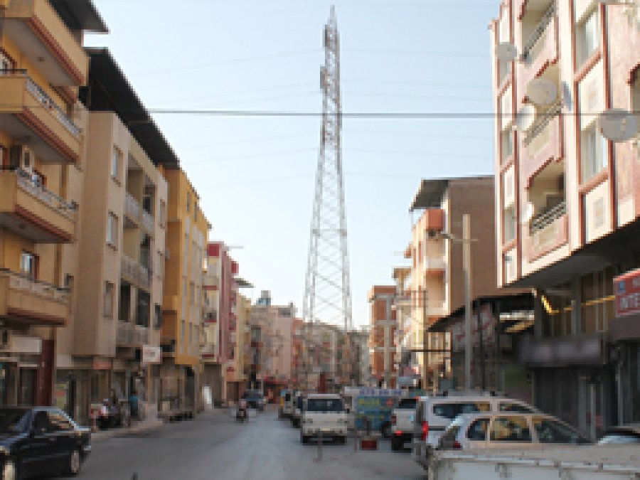 Yol Ortasındaki Elektrik Direği Tepkilere Neden Oldu
