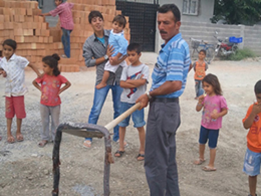 Mahallelinin Başı Yılanlarla Dertte