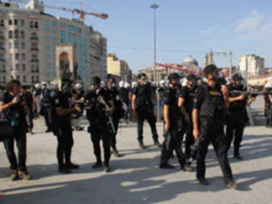 Gezi Parkı Eylemcilerine Polis Müdahale Etti