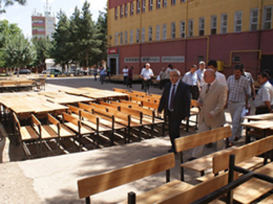 Kendi Sıra ve Masalarını Üretiyorlar