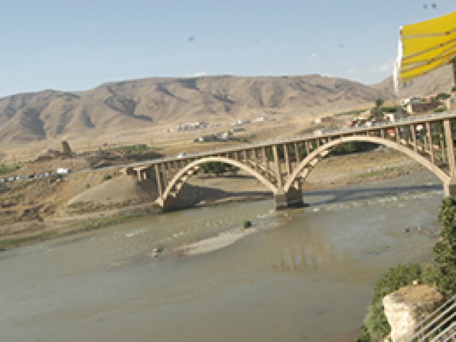 Hasankeyf Köprüsü'nden Atlayarak İntihar Etti