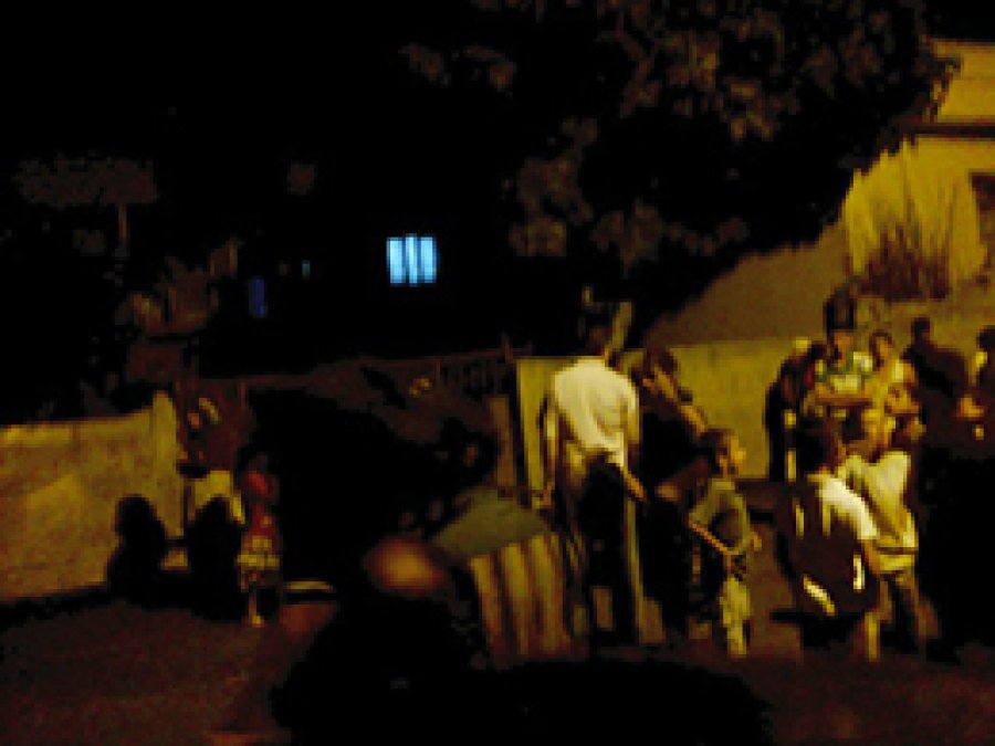 Tarsus'ta Bir Eve Ses Bombası Atıldı