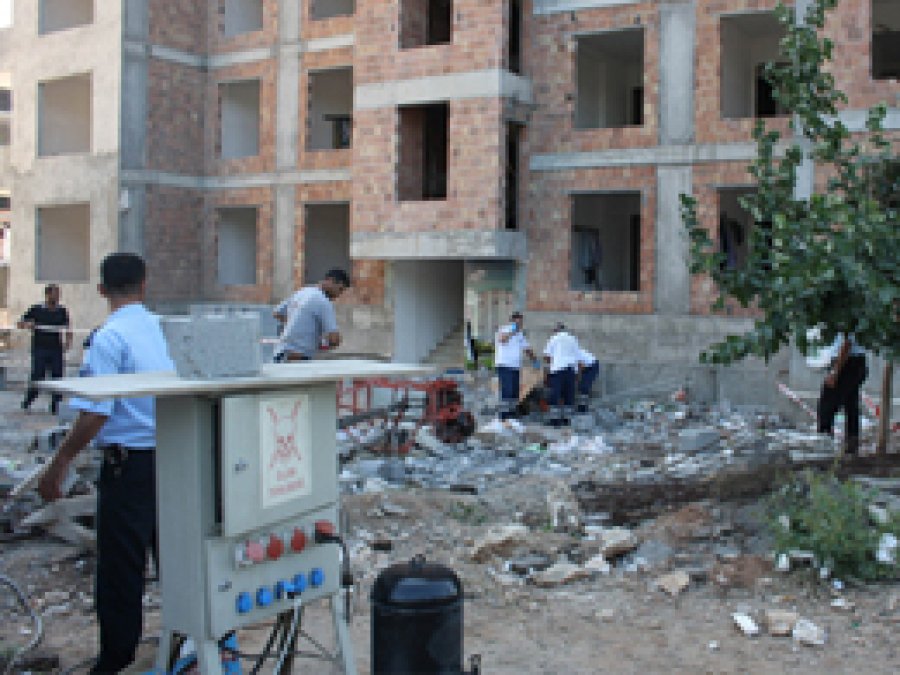Tarsus'ta İnşaat İskelesi Çöktü: 1 Ölü