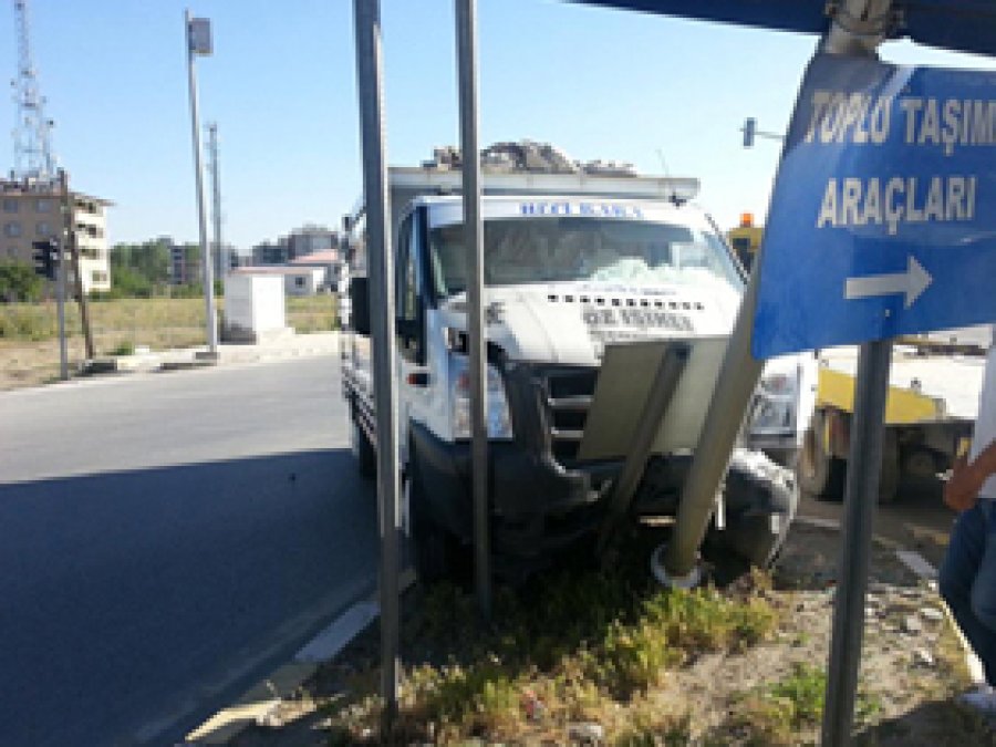 Van'da İki Araç Kafa Kafaya Çarpıştı