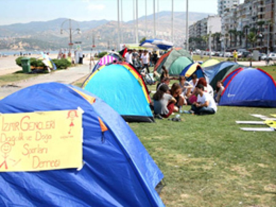 İzmir Kordon'da Çadırlara Baskın