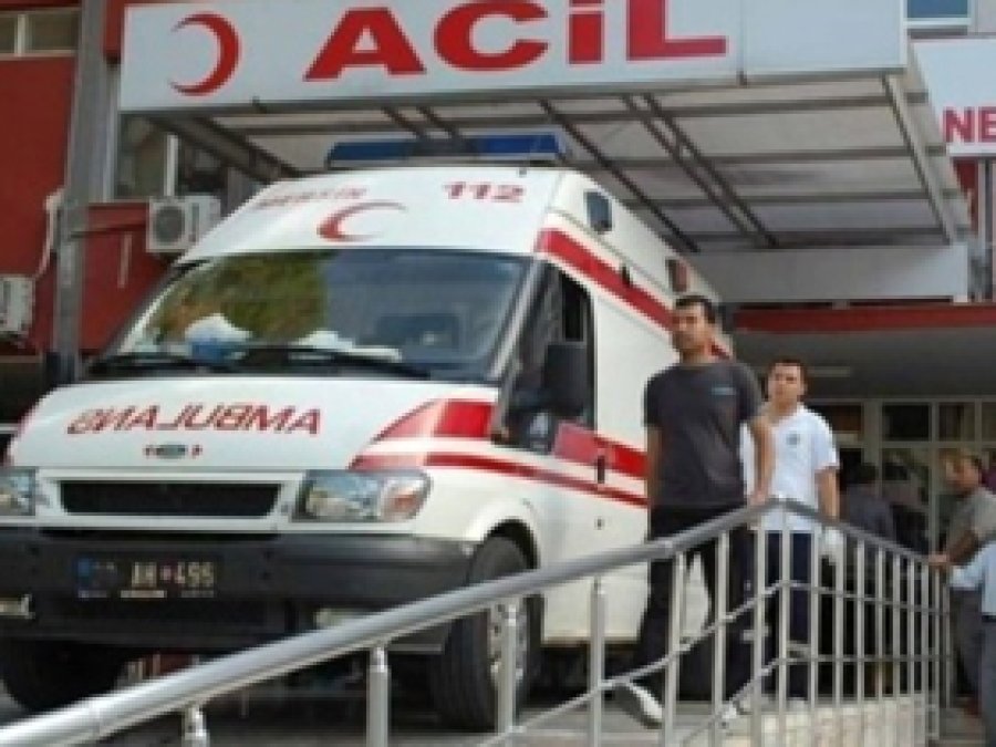 Kamyonet Otobüse Çarptı: İkisi Ağır Dört Yaralı