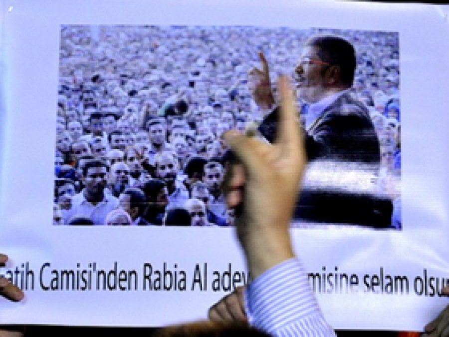 İstanbul'da Mursi'ye Destek Gösterisi