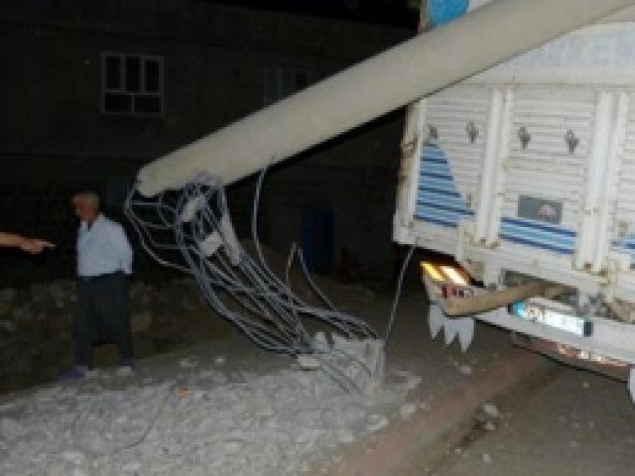 Kamyon Beton Elektrik Direğini Devirdi