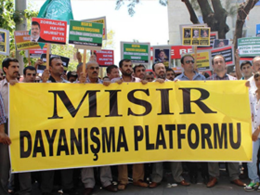Antalya'da Mursi'ye Destek Eylemi