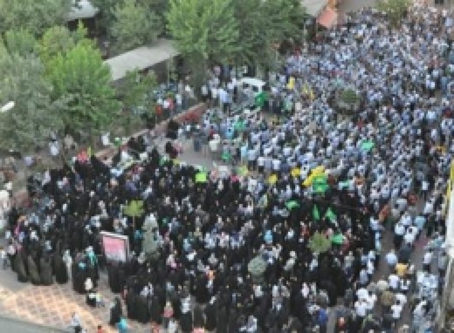 Batman'da Toplanan Binler Cuntayı Tel'in Etti
