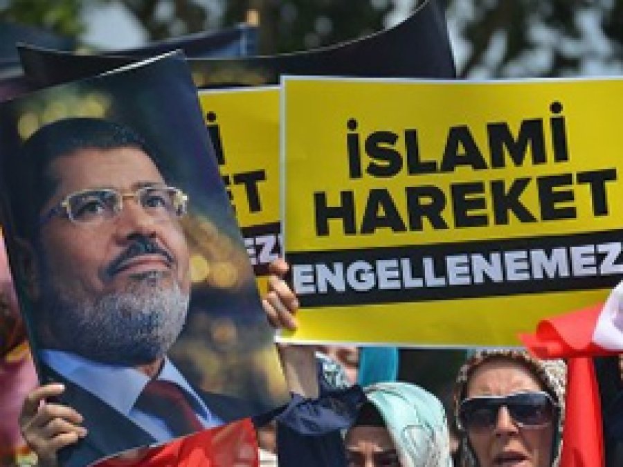 İstanbul'da Binlerce Kişi Mursi için Yürüdü
