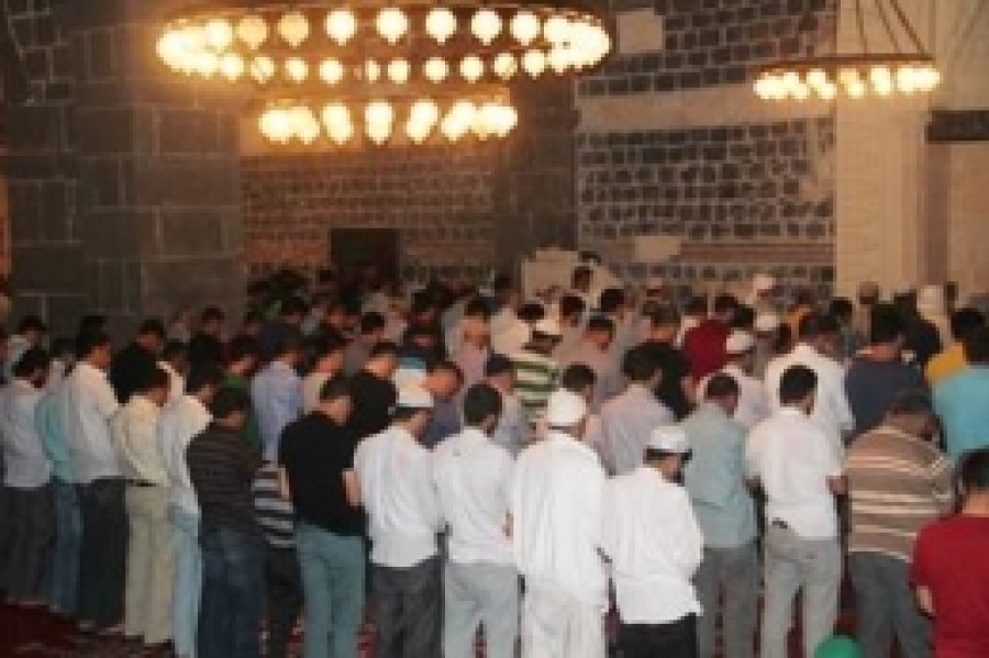 Diyarbakır'da İlk Teravih Namazı Kılındı