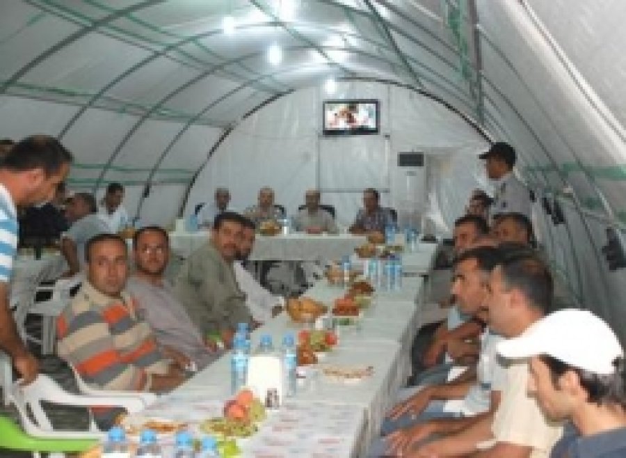 Adıyaman Valisi İftarını Suriyeliler İle Açtı
